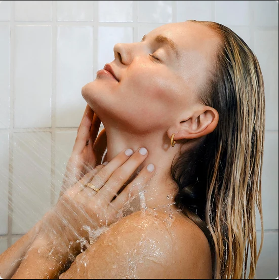 Escena ilustrativa de una mujer adulta durante su rutina de baño.